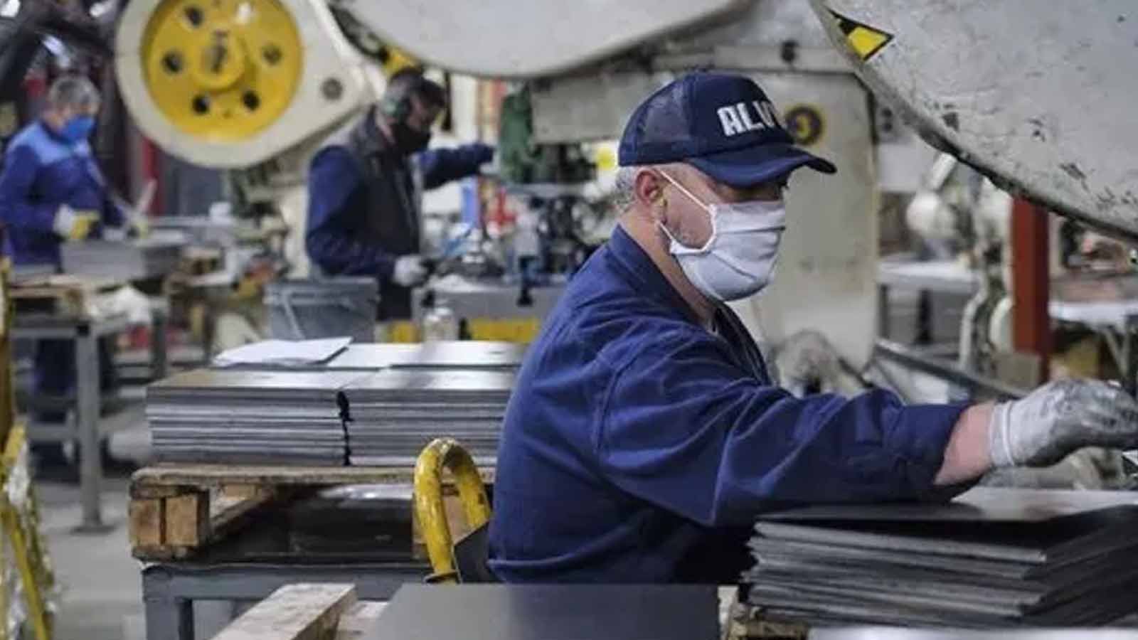 El empleo mejora en servicios, pero la industria sigue en retroceso